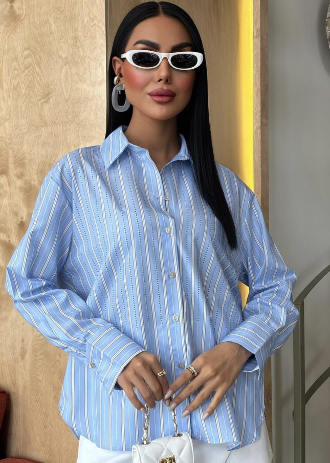 Жіноча сорочка оверсайз у блакитну смужку з перфорацією | Зі стразами